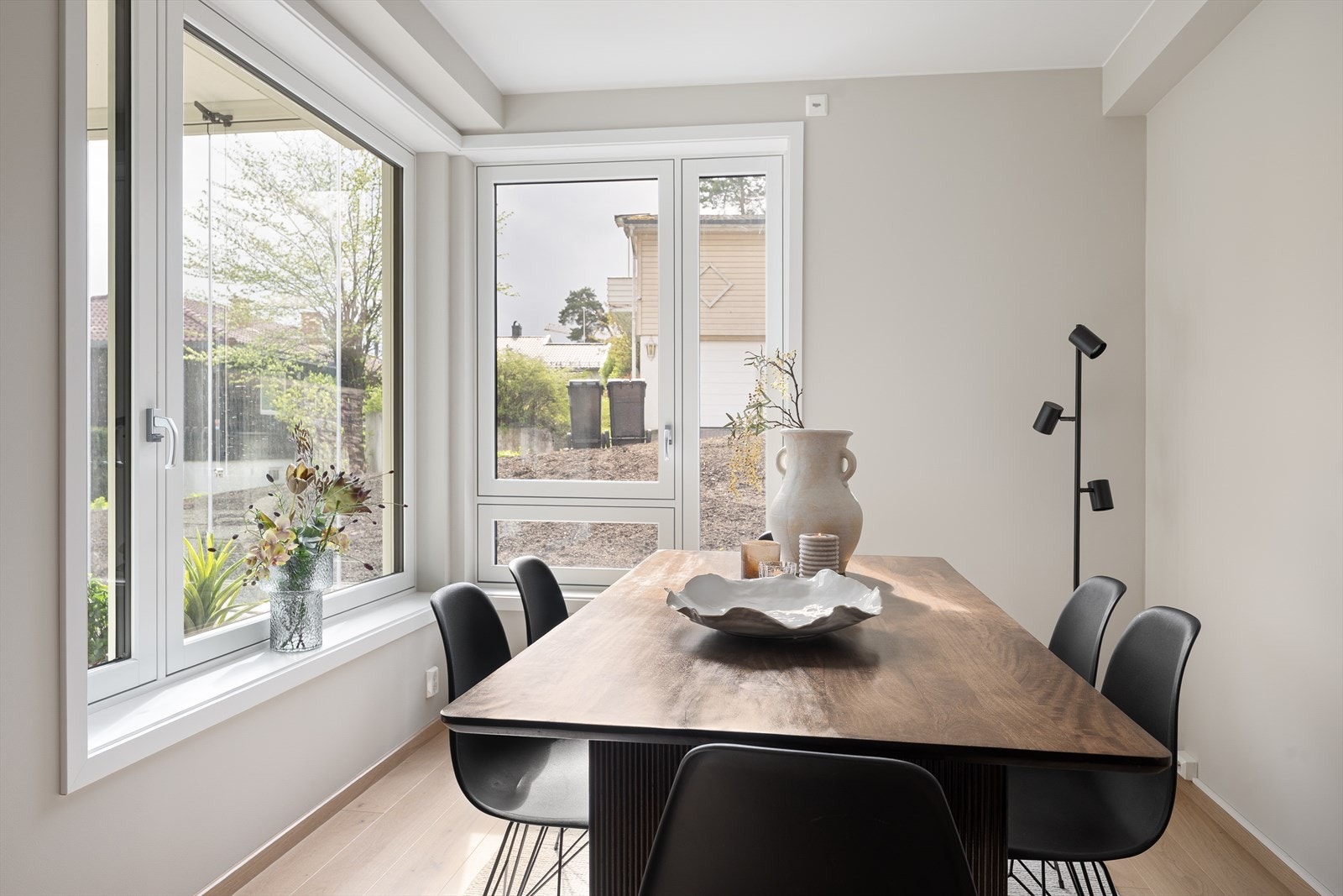 Det er god plass til langbord - perfekt for sosiale sammenkomster med venner og familie Galleribilde