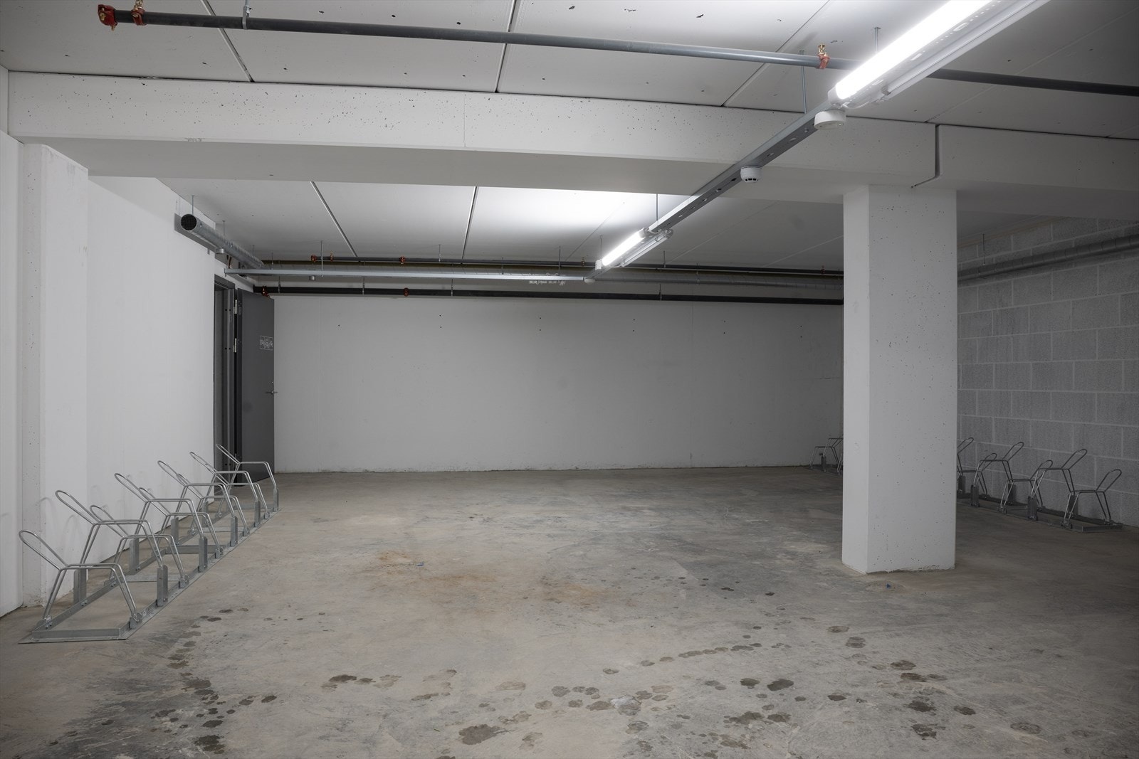 Det er gode parkeringsmuligheter for sykkel både utendørs og i garasjeanlegg med tørre og sikre forhold Galleribilde