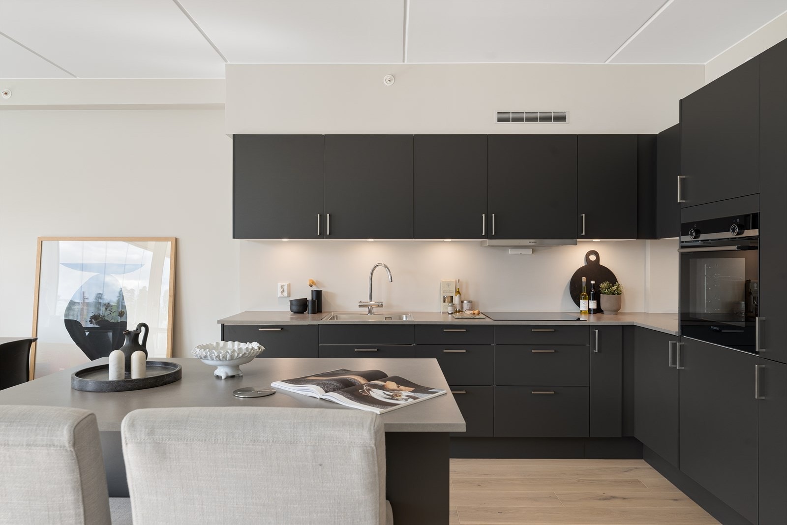 Det er høyskap, benkeskap og overskap med LED-downlights Galleribilde