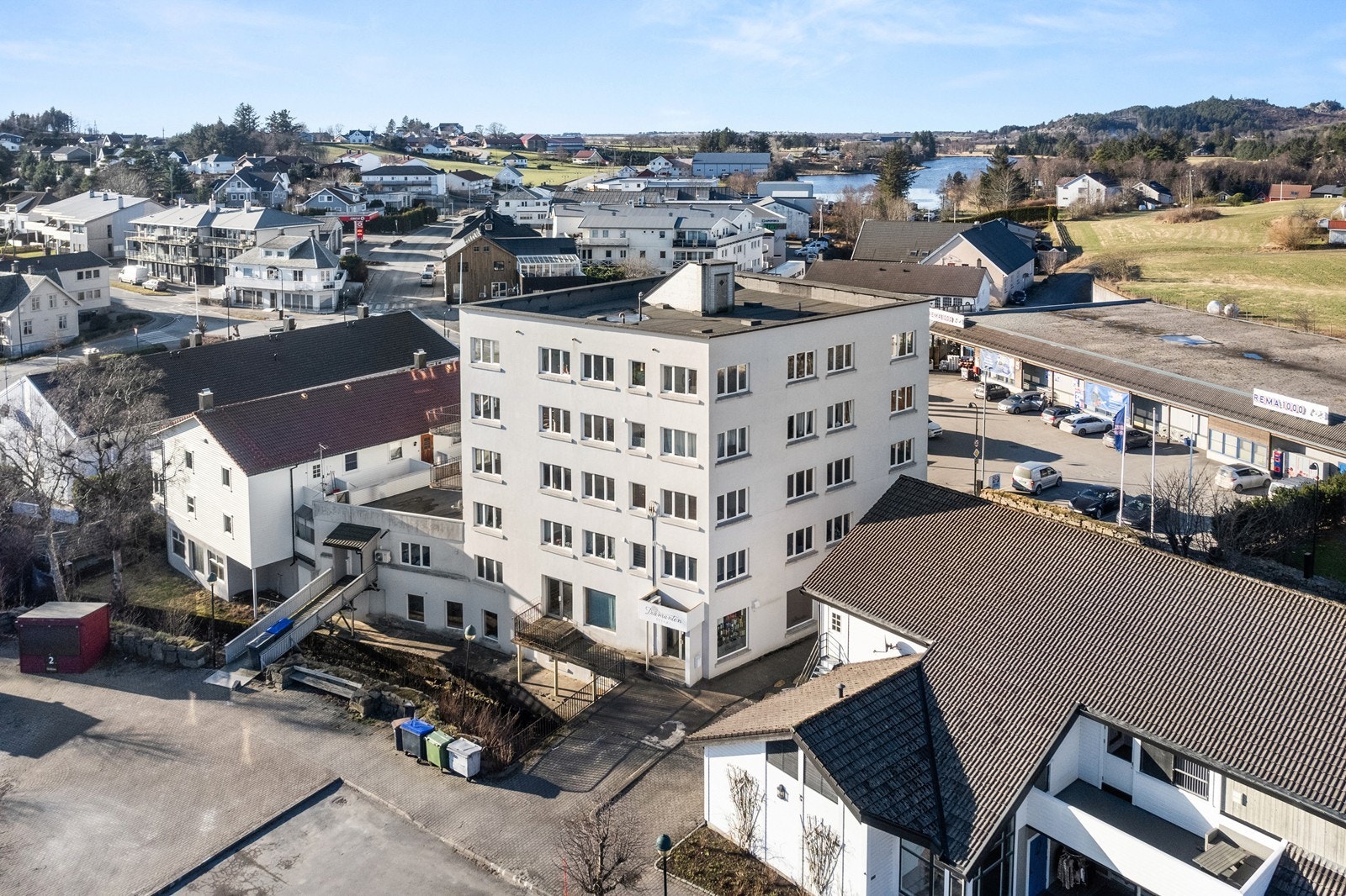 Bygget er også kjent som Skollevold-gården. Galleribilde