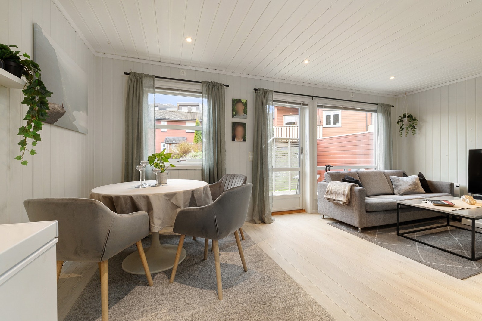 Det er god plass til å ha spisegruppe og sofakrok. Galleribilde