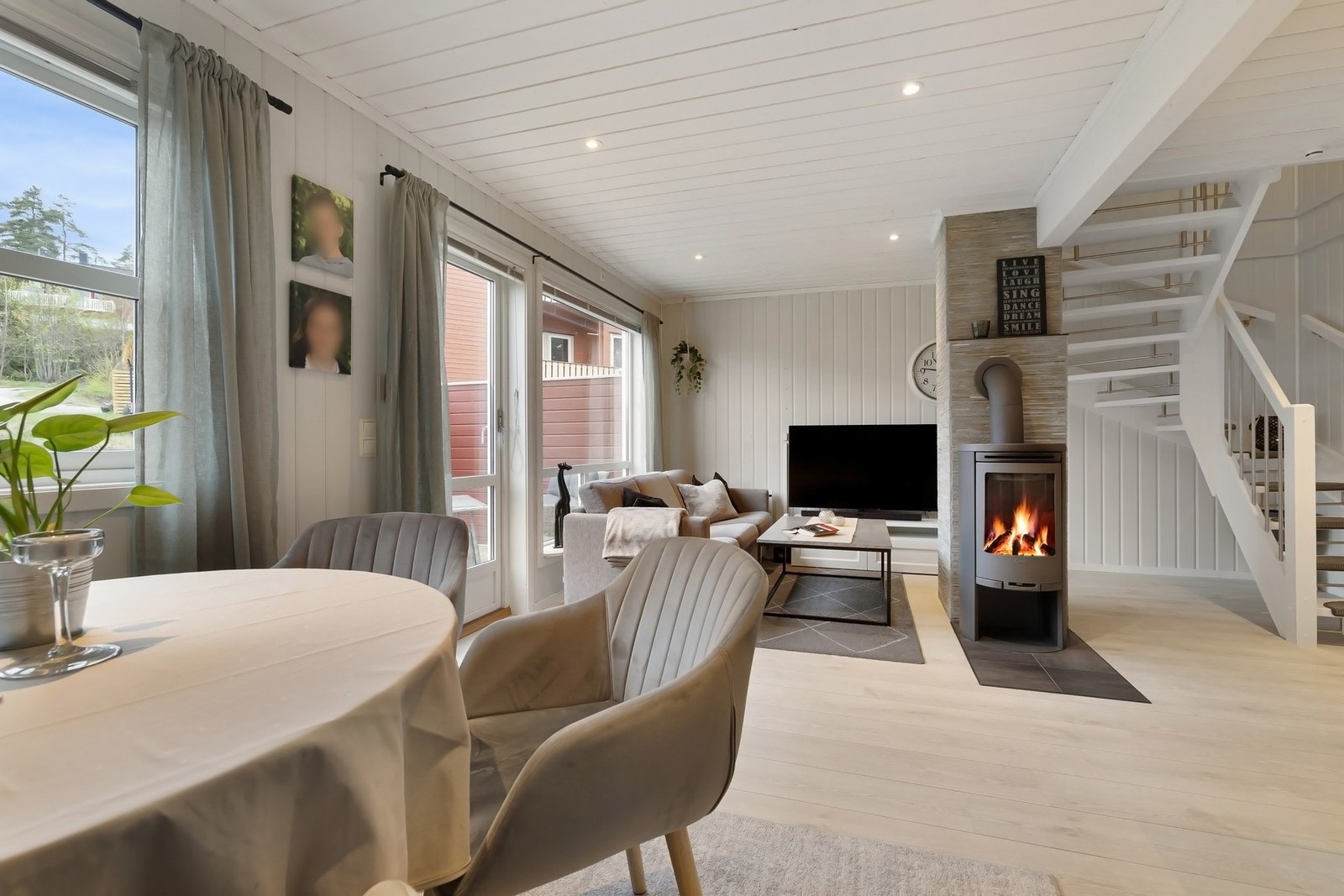 Hyggelig stue med downlights i taket, luftig og åpen atmosfære. Galleribilde