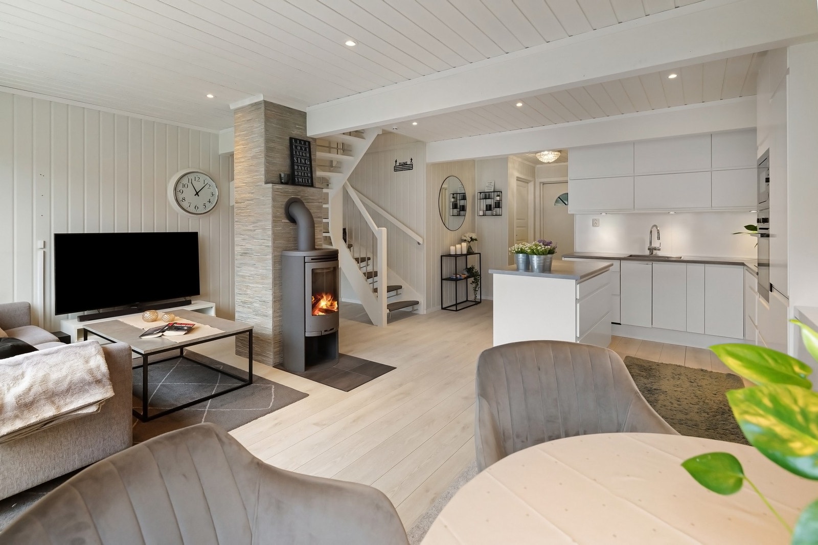 Flott kjøkken, men kjøkkentøy og god skap og benkeplass, integrerte hvitevarer og downlights. Galleribilde
