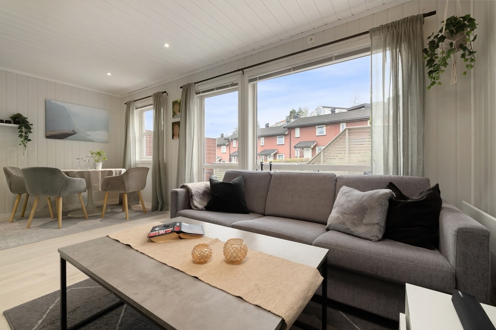Store vindusflater gir rikelig med lys. Galleribilde