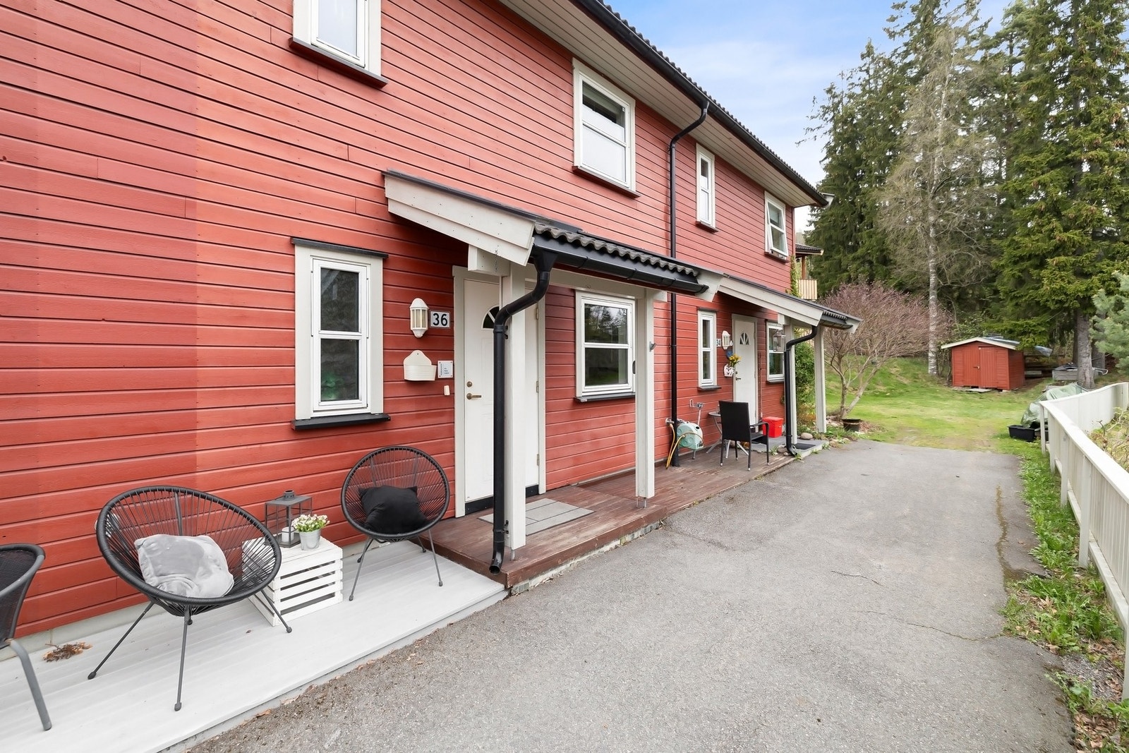 Ved inngangspartiet er det tilrettelagt for å kunne nyte morgenkaffen. Galleribilde