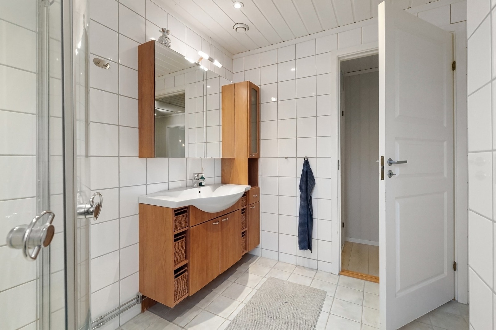 Badet i 2 etg, med plassbesparende dusjveggen. Galleribilde