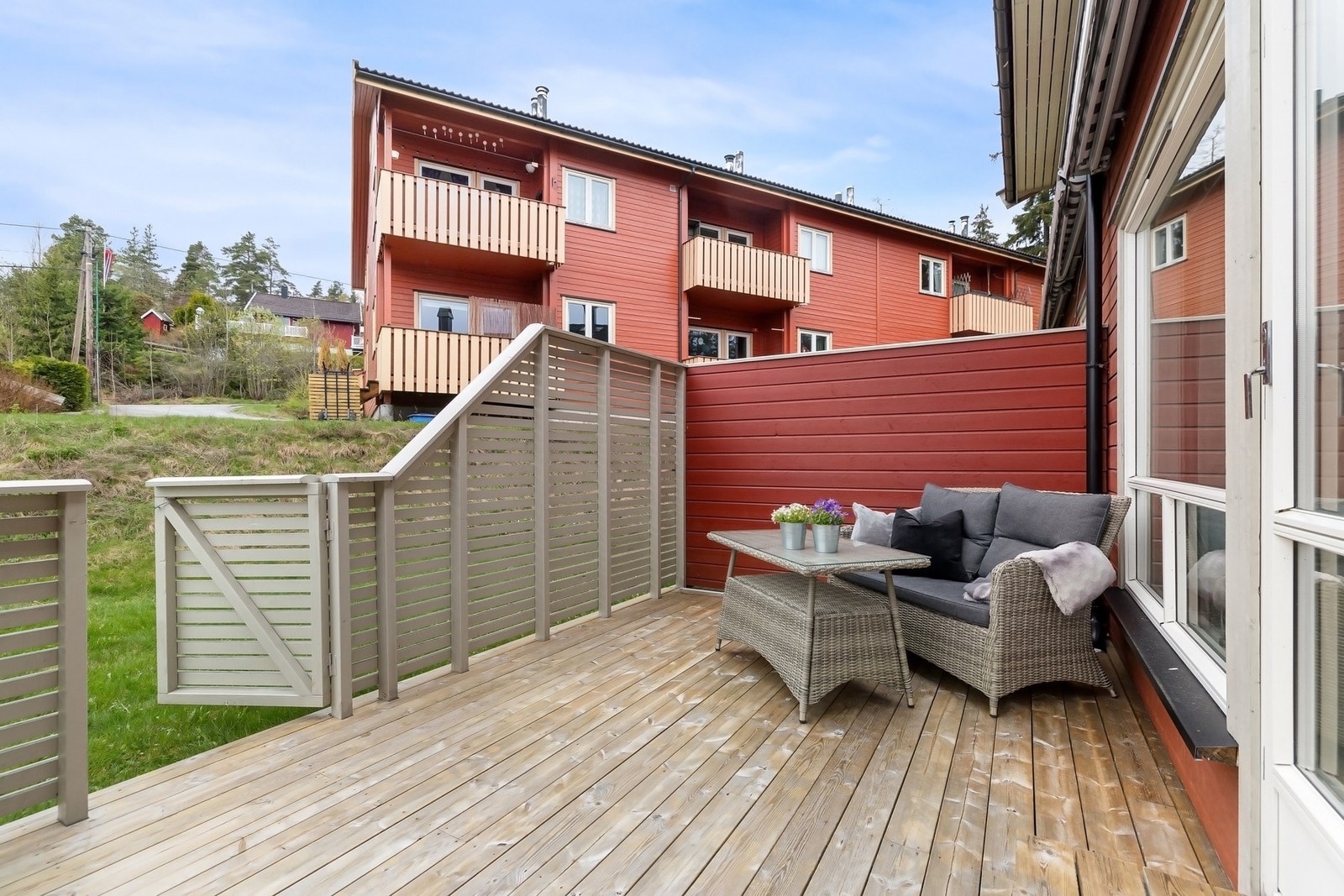 Terrassen har en fin plass og delvis usjenert plass for hyggelige stunder. Galleribilde