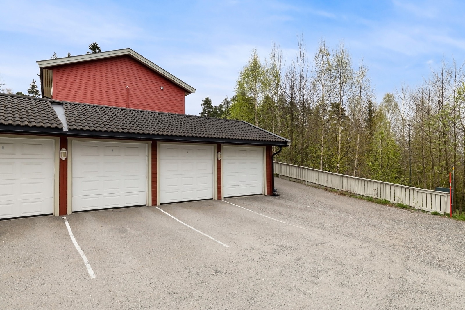 Det følger med egen garasje til leiligheten, i tillegg kan man parkere framfor porten. Galleribilde