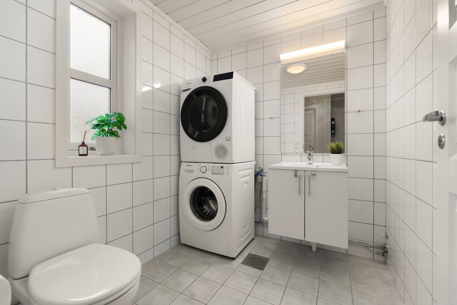I første etasje er det kombinert vaskerom og wc med servant. Galleribilde