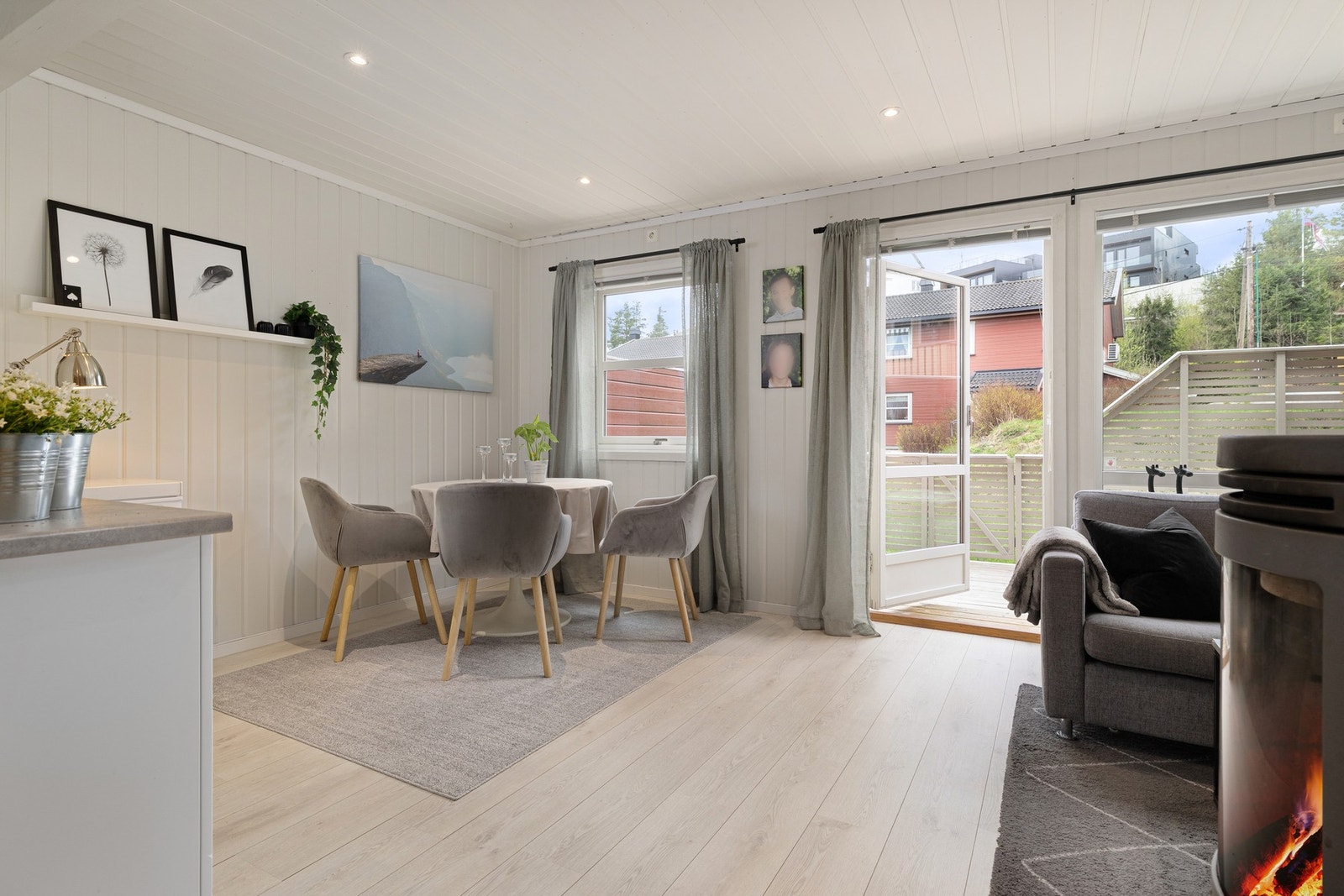 Det blir enkelt å ta med seg middagen ut på terrassen når døren står oppe. Galleribilde