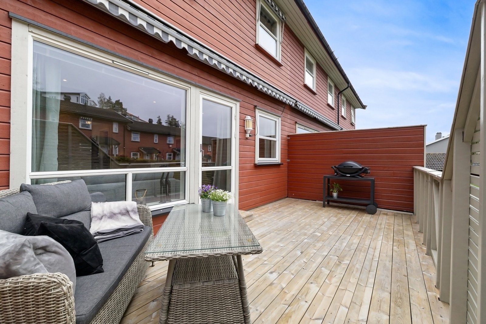 Terrassen har markise som strekker seg godt over sittegruppen om det er mye sol. Galleribilde