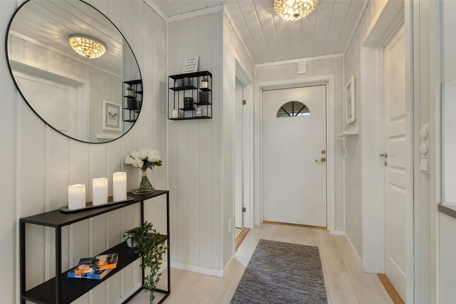I gangen er det god plass, og lyse farger. Galleribilde