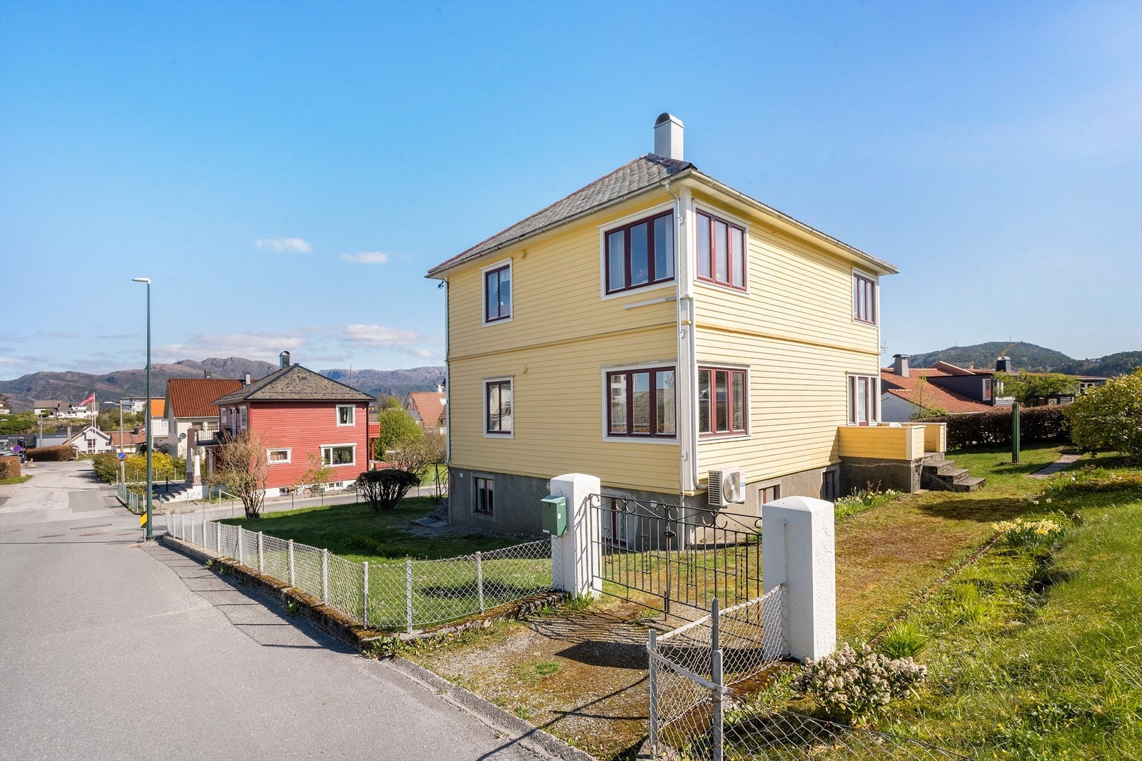 Eiendommen ligger i Florø sentrum, med kort vei til "alt" Galleribilde