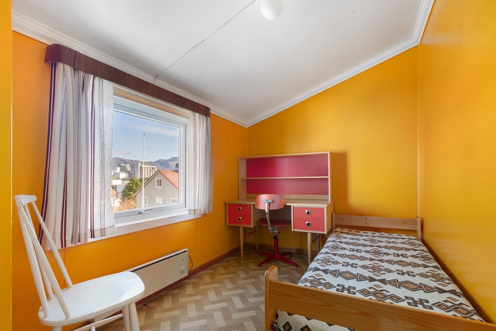 Rom i 2. etg. som er tatt i bruk til soverom. Ikke godkjent. Galleribilde
