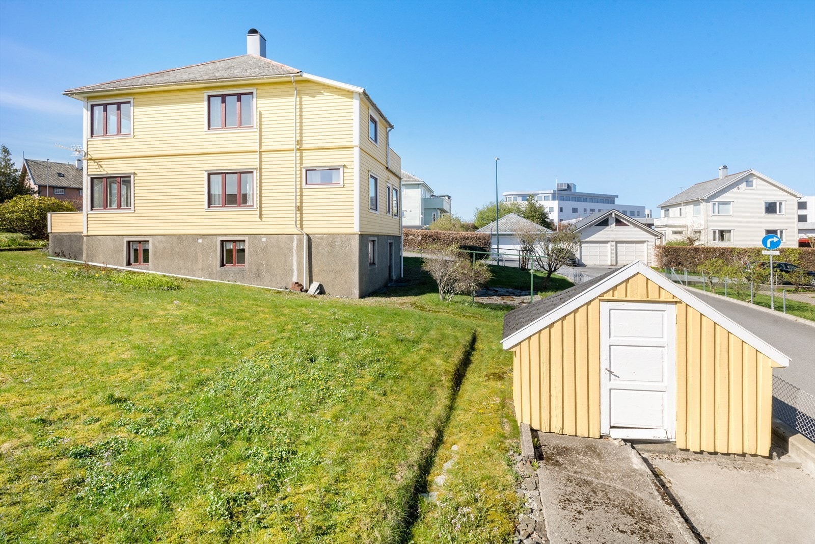 Eiendommen har stor hage med plen. Galleribilde