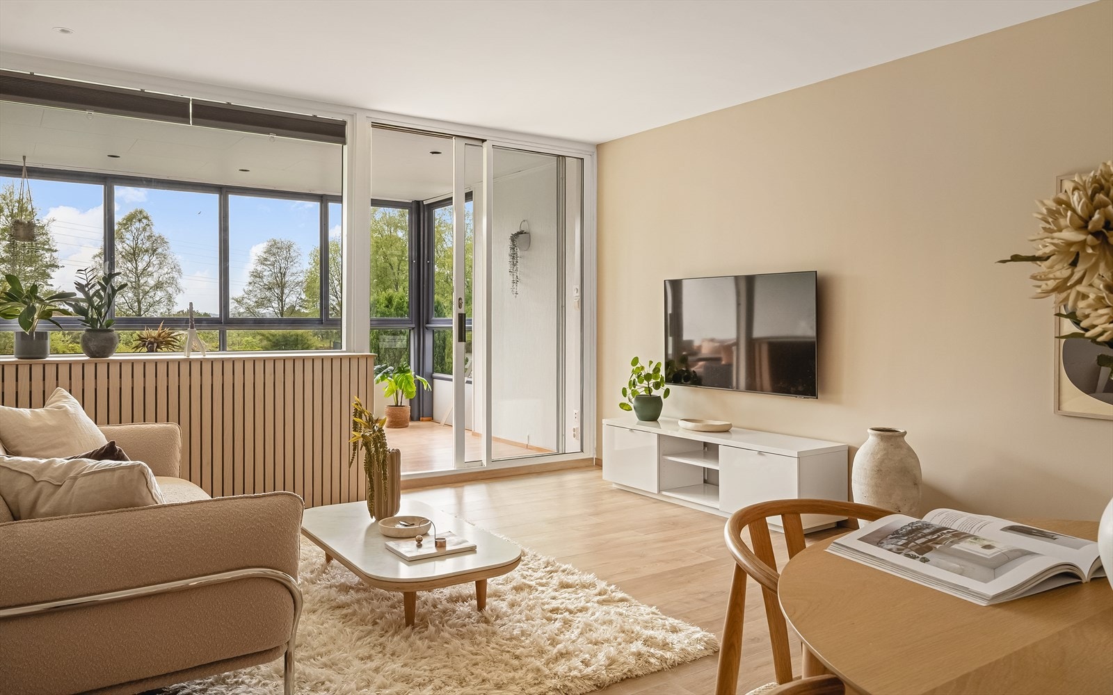 Fra stuen har du tilkomst til den innglassede balkongen Galleribilde