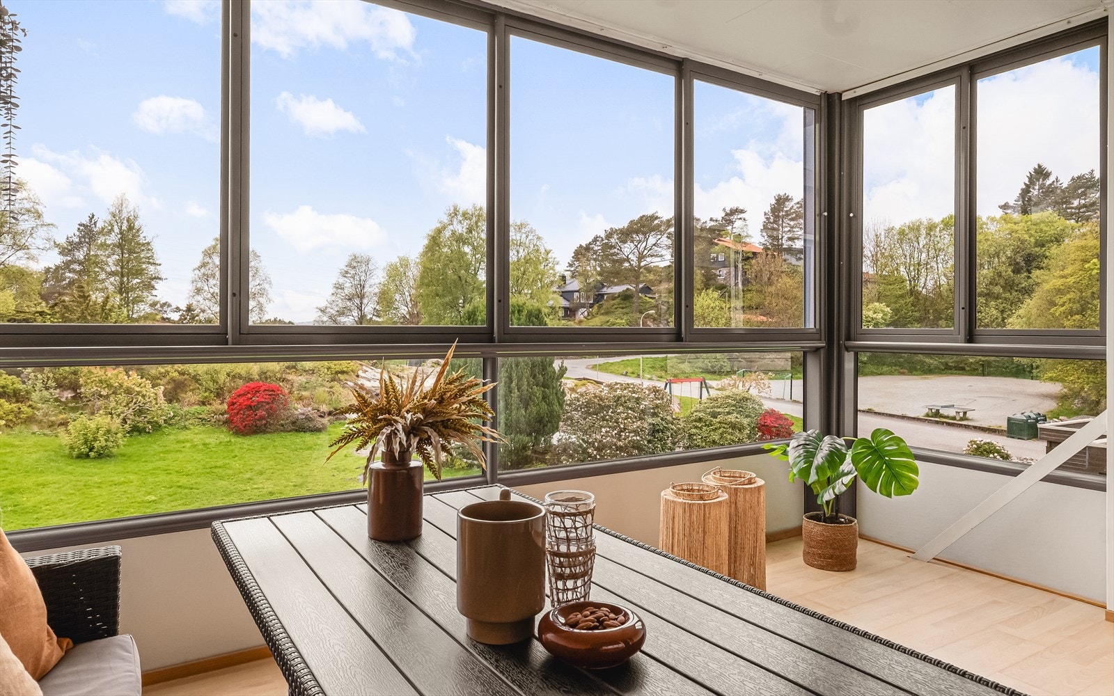 Den innglassede balkongen måler hele 12kvm | Det er også mulighet for å lukke opp øverste del av glassene her! Galleribilde