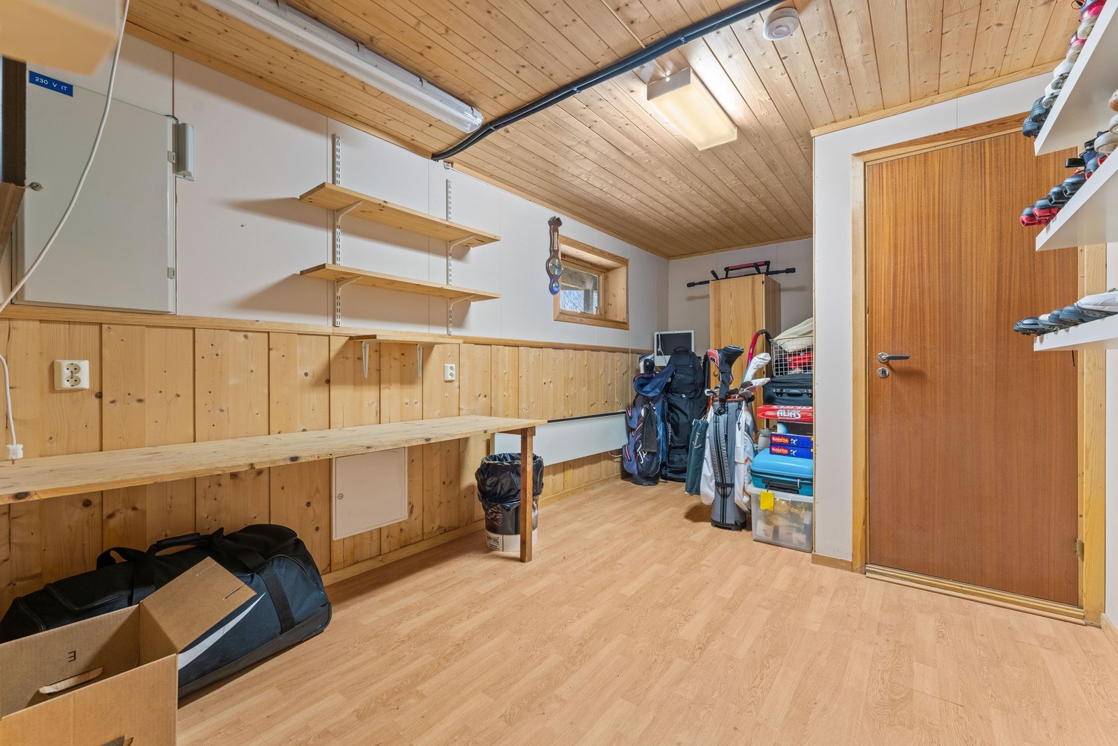 Stor bod i kjelleretasjen med god plass til oppbevaring. Galleribilde