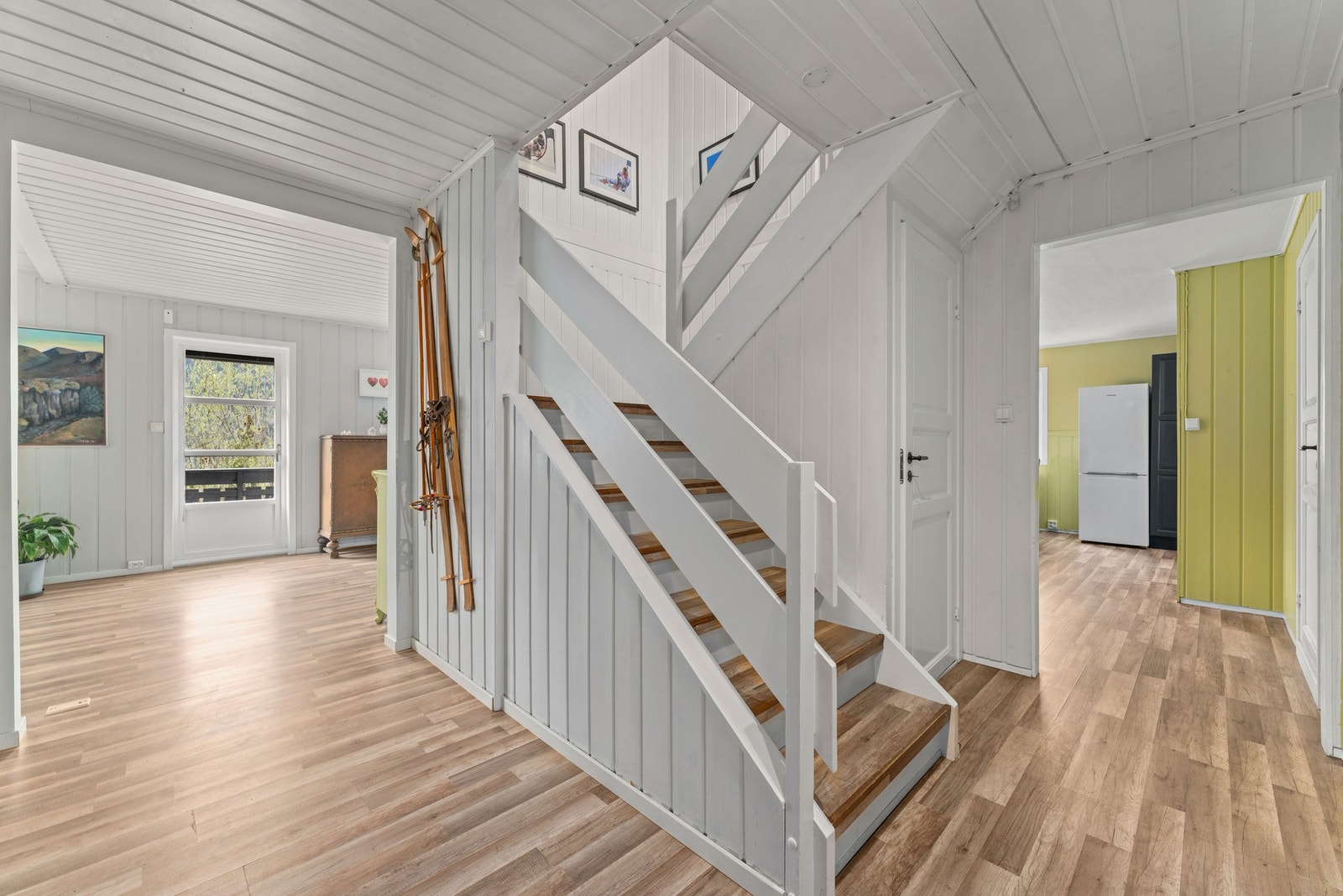 I midten av huset åpner det seg et luftig gangareal med trapp til andre etasje. Galleribilde