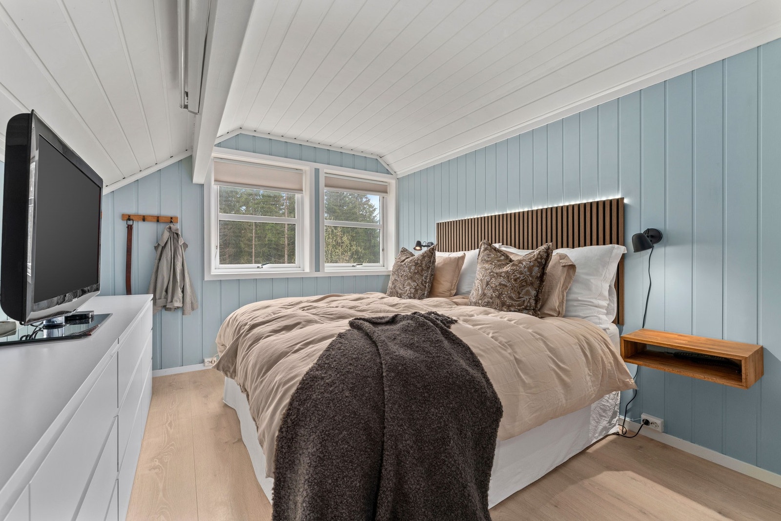 Boligens øverste plan består av to gode soverom, samt et hemserom. Dette rommet er tegnet inn som et hemserom på de godkjente byggetegningene. Galleribilde