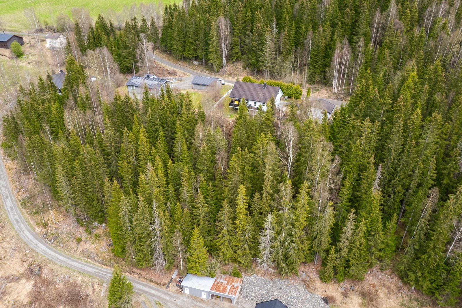 Fin beliggenhet i et rolig og fredelig område, omgitt av vakker natur og flotte turmuligheter året rundt. Her bor du i umiddelbar nærhet til varierende turterreng med stier, skog og åpne landskap som innbyr til både hverdagsturer og lengre utflukter - som Galleribilde
