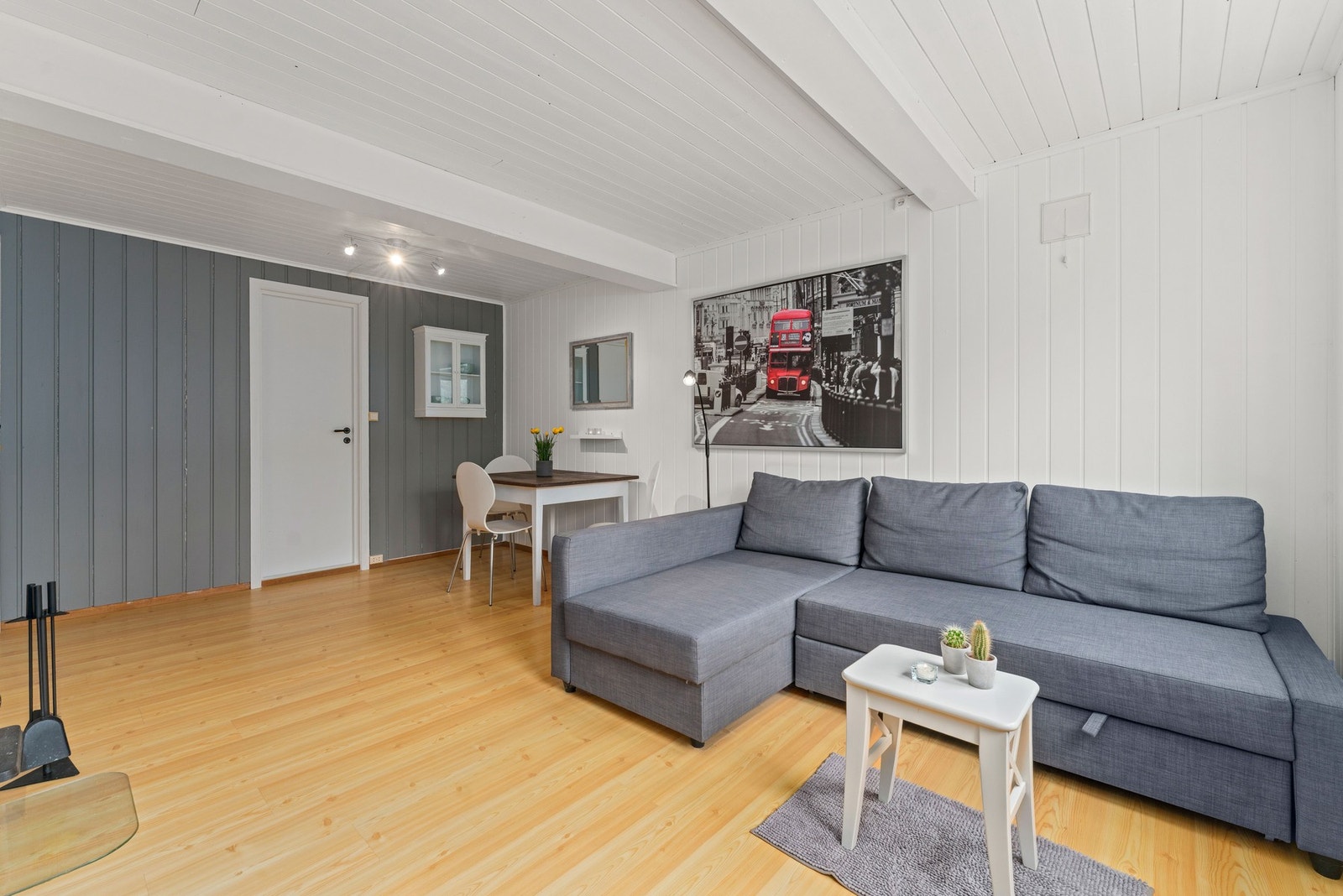 Stua har plass til både sofa og spisebord. Galleribilde