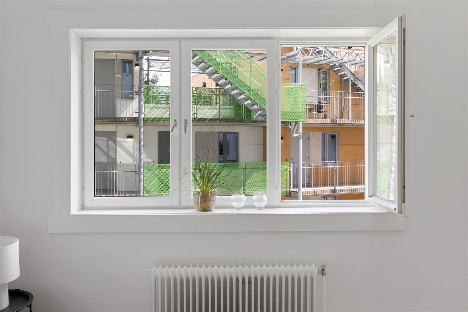 Store vindusflater som gir rikelig med luft og lys. Galleribilde