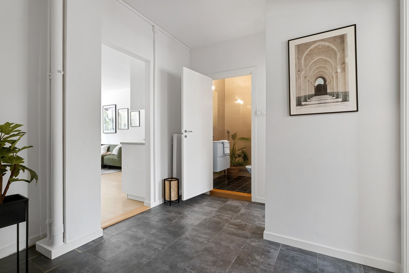 Lys og hyggelig entré med plass til sko og yttertøy. Galleribilde
