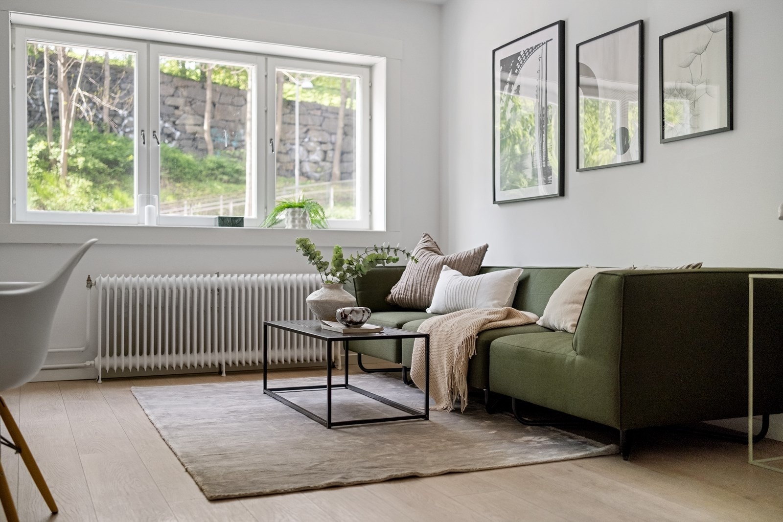 Romslig stue med store vindusflater som sikrer gode lysforhold. Galleribilde