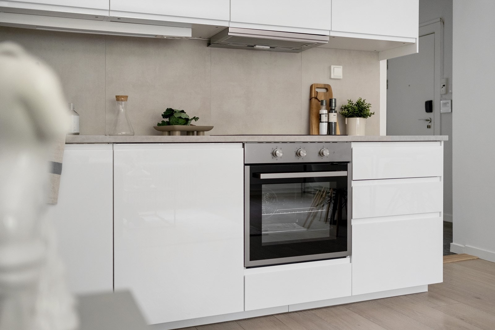 IKEA-kjøkken med integrerte hvitevarer. Galleribilde
