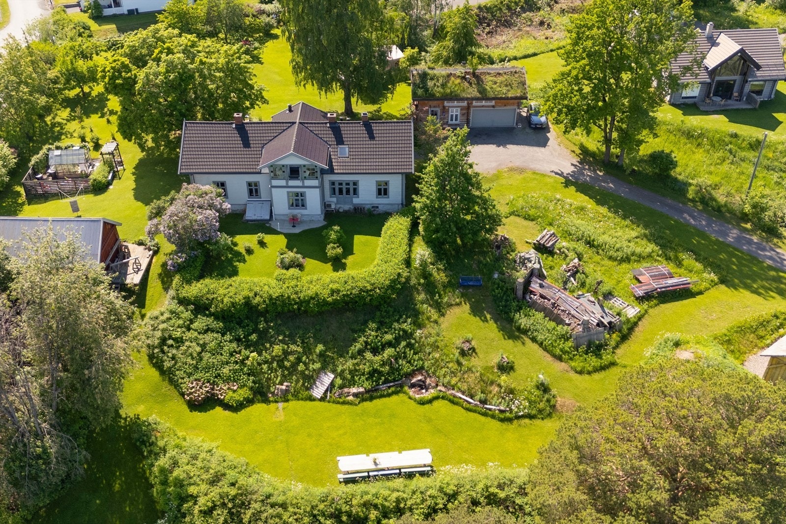 Flere bygg på eiendommen. Galleribilde