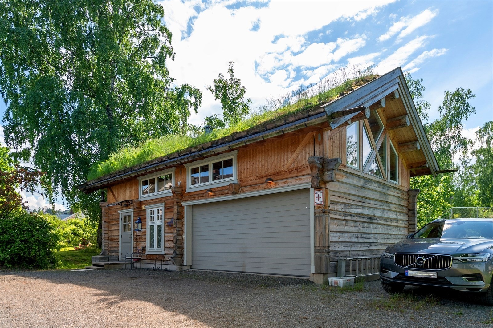 Dobbel garasje som del av bygget. Galleribilde