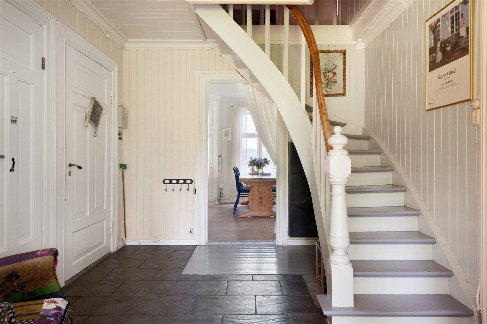 Trappegang sør 1. etasje. Galleribilde