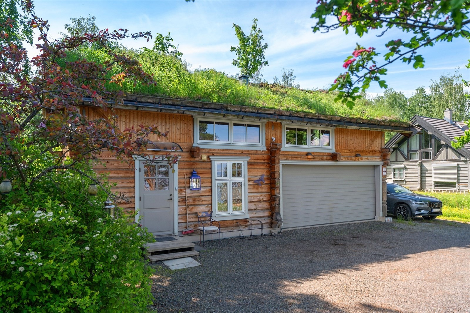 Gruset gårdsplass foran garasje. Galleribilde
