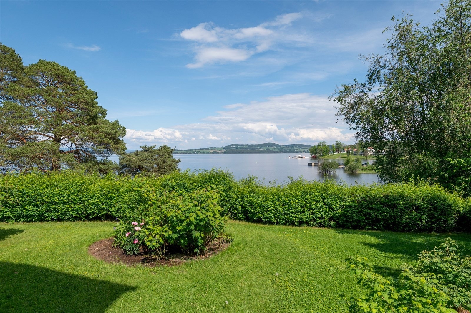 Pene blomsterbed og hekker. Galleribilde