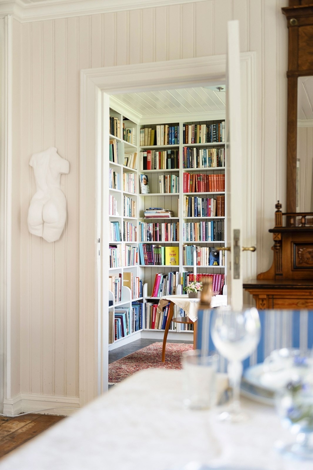 Bibliotek innenfor spisestue. Galleribilde