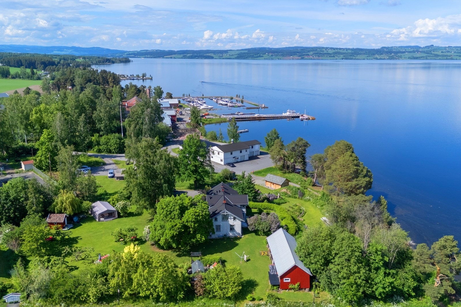 Med båthavn i umiddelbar nærhet. Galleribilde