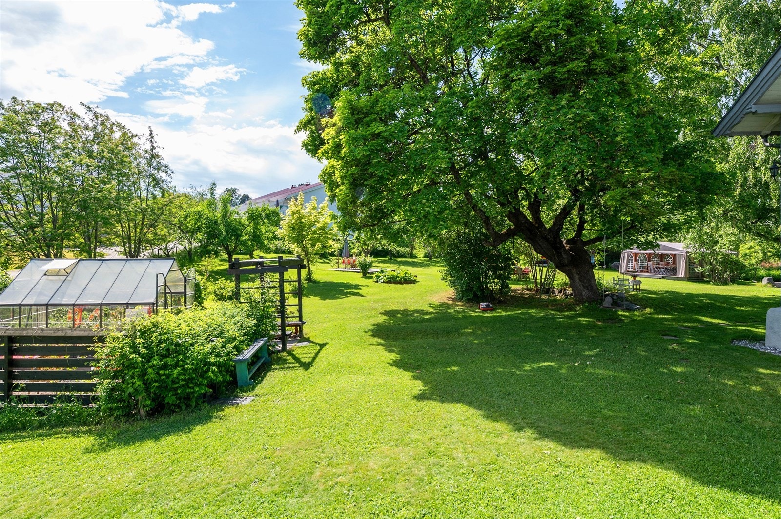 Stor tomt med flere skjermede uteplasser. Galleribilde