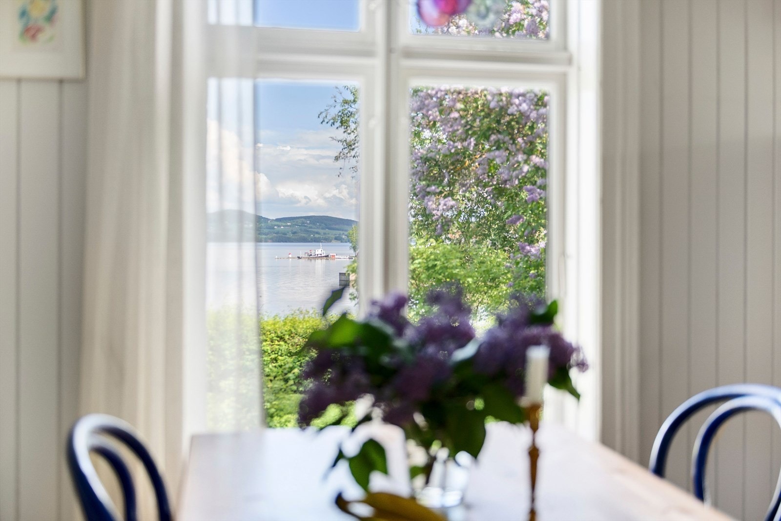 Nydelig utsikt med blomstrende syrin og Mjøsa. Galleribilde