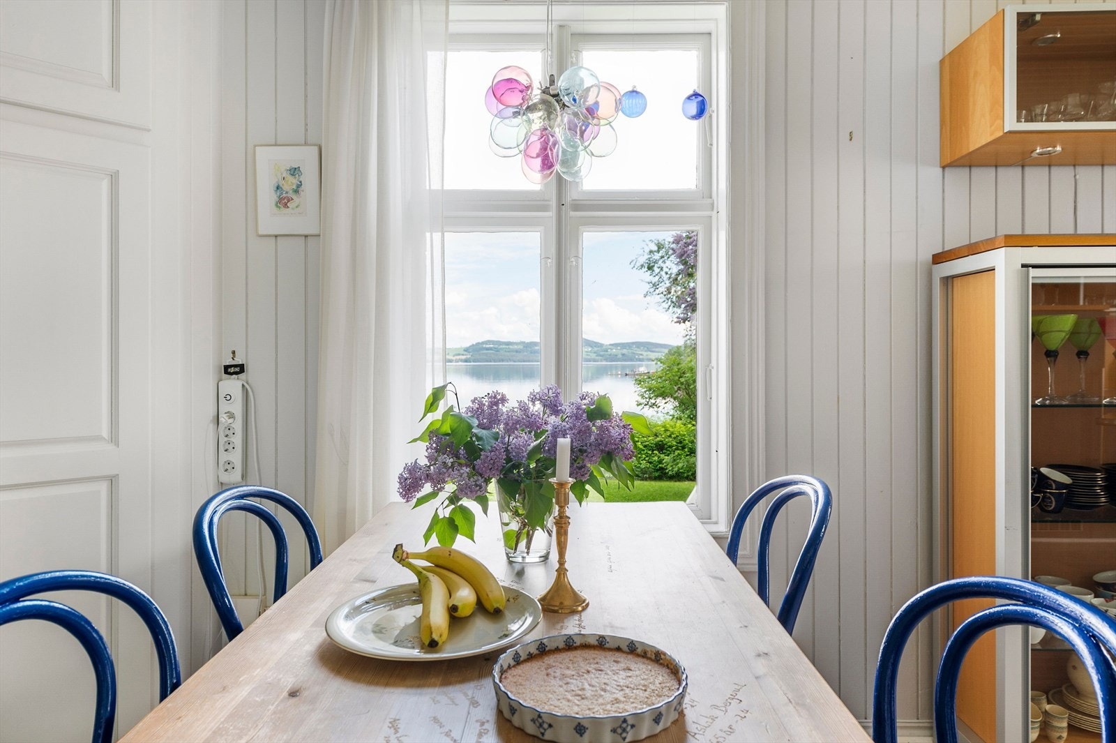 Hyggelig frokostplass på kjøkkenet. Galleribilde