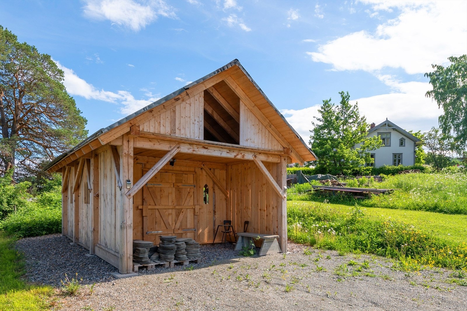 Nyere grindbygg/ uthus. Galleribilde