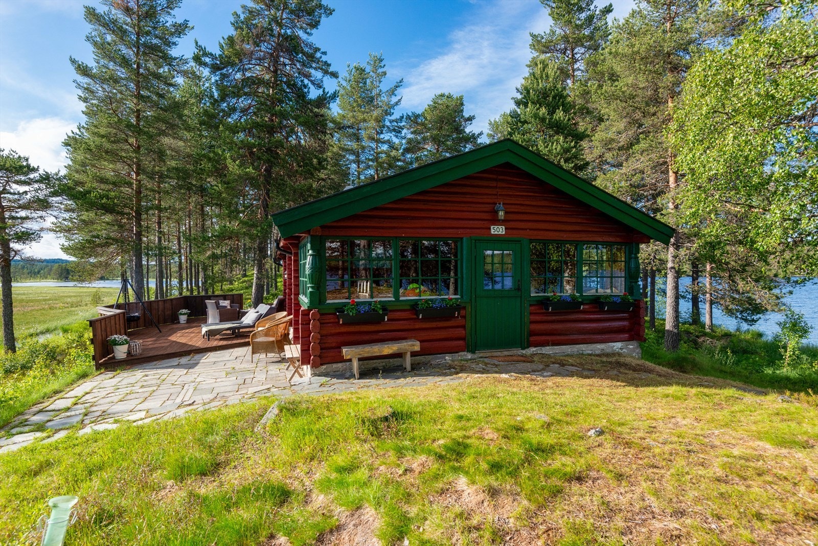 Fra en koselig uteplass kommer du inn i en hytte med unik atmosfære og særpreg. Galleribilde