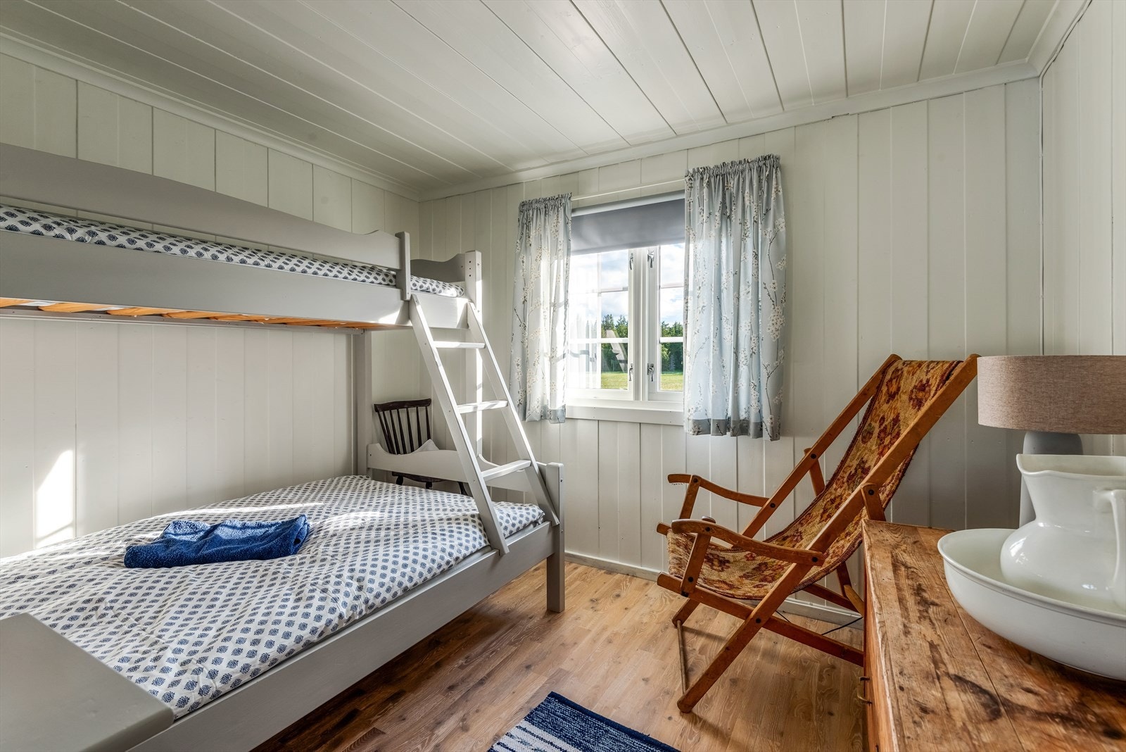 Hytta har to lyse og trivelige soverom. Galleribilde