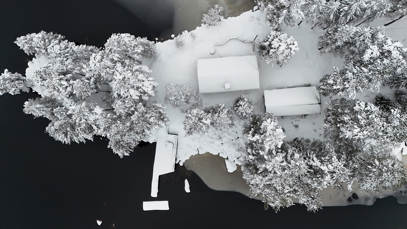 Sommer er herlig på Revberget, men når vinteren kommer med sitt første snødryss råder en magisk stemning over øya og vannet. Galleribilde