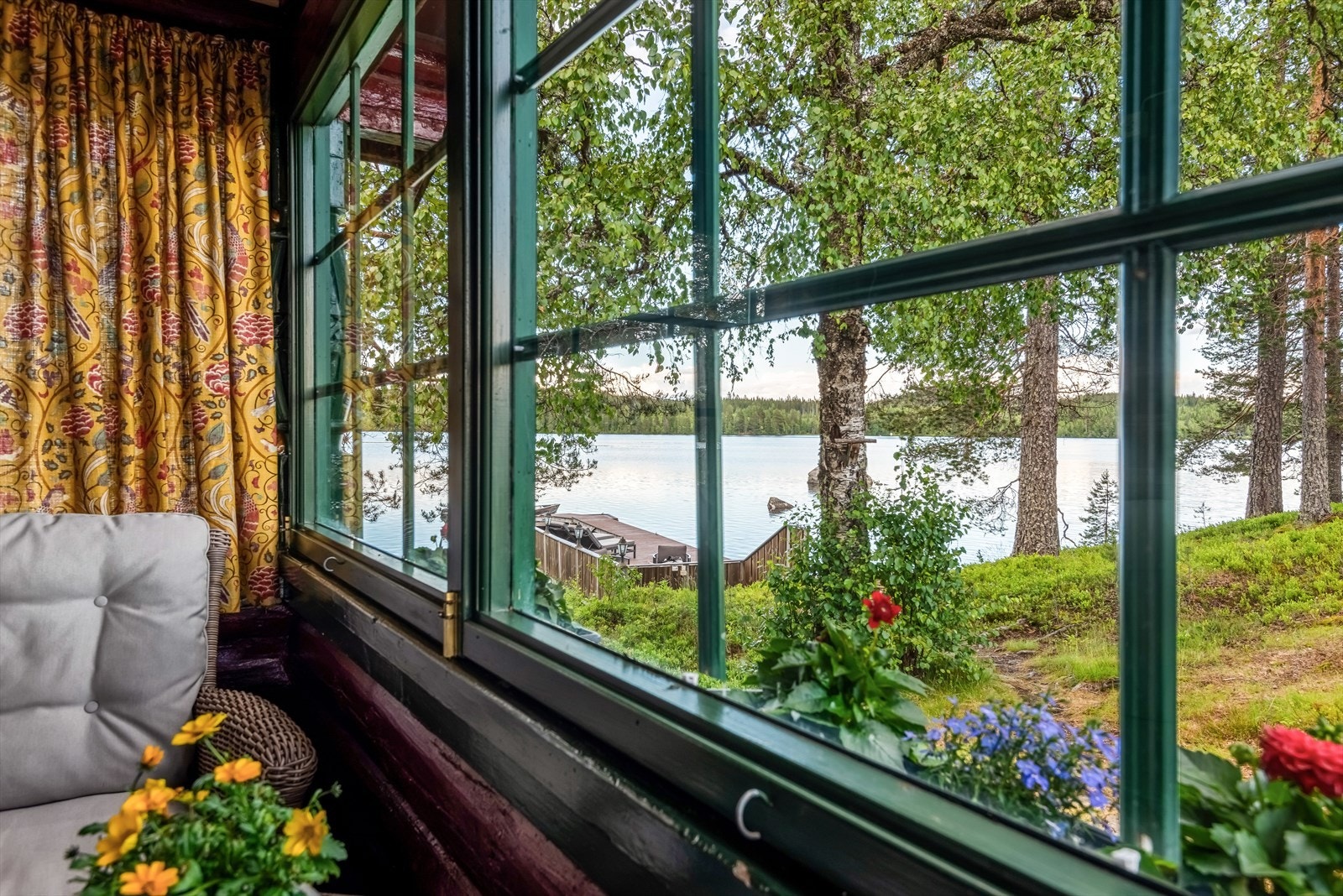 Innbydende entré med vakker utsikt over brygga og Skumsjøen. Galleribilde