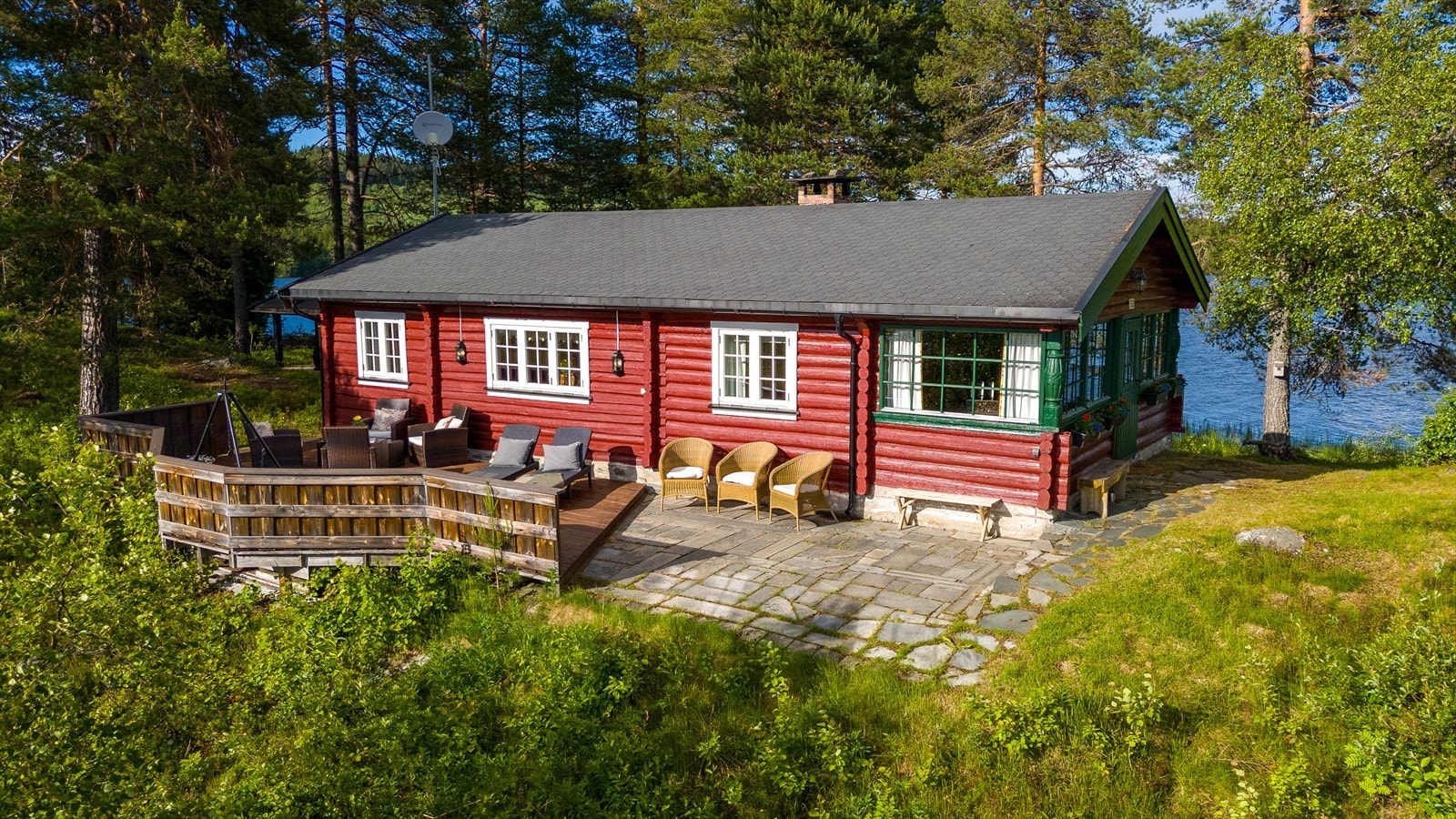 Den inntagende hytta ligger naturskjønt til i et meget attraktivt område. Galleribilde