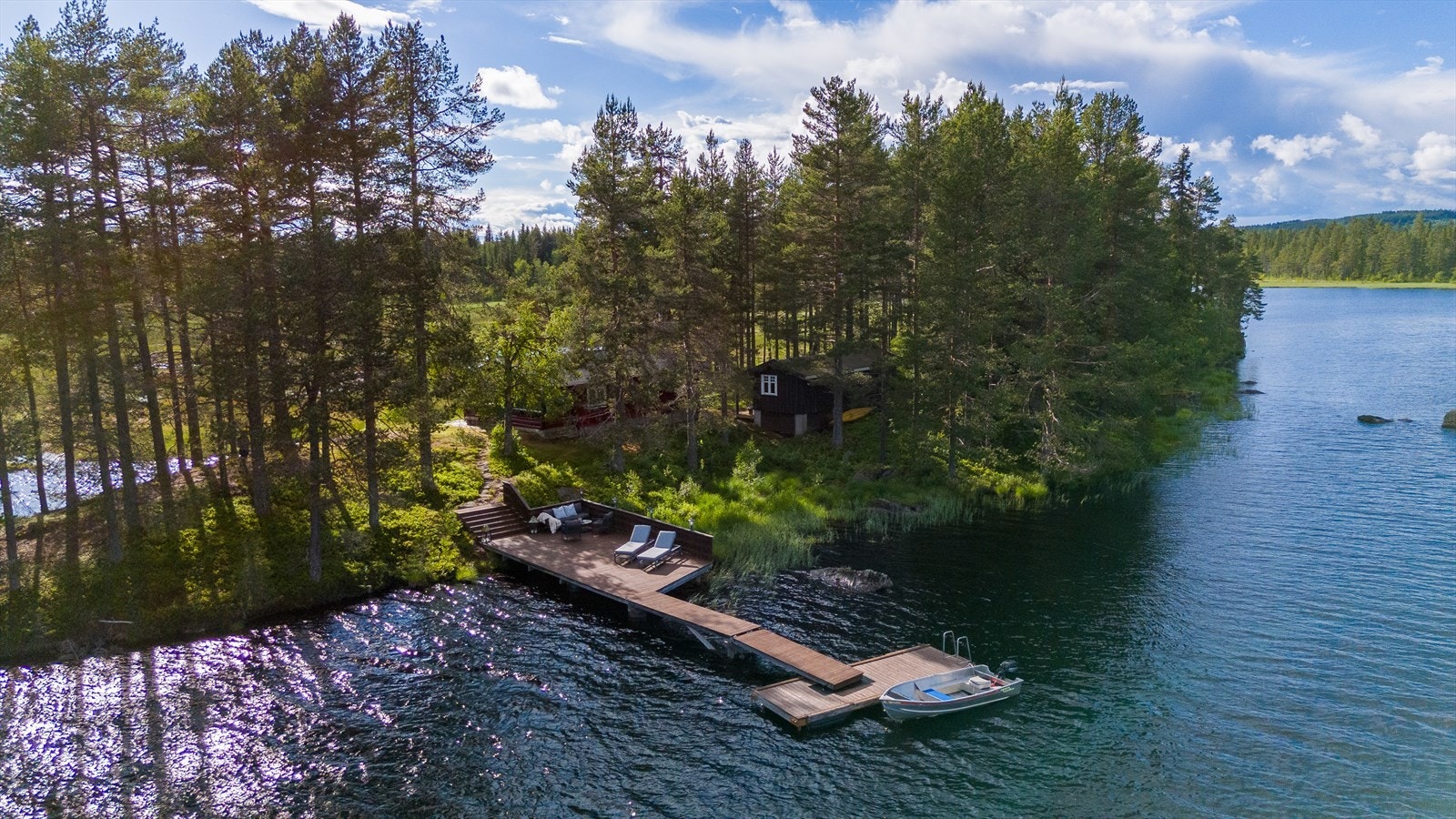 Her kan du ta båten ut for å fiske eller du kan padle kano eller kajakk og oppsøke områdene rundt. Galleribilde