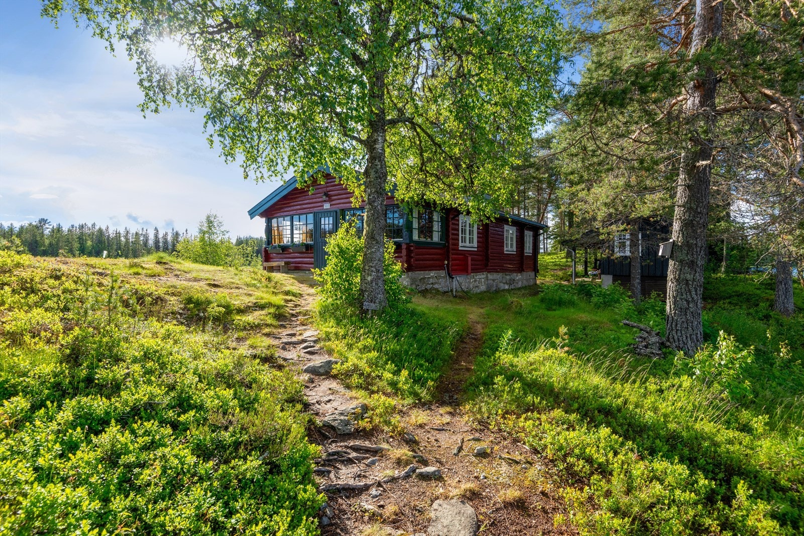 Fra hytta er det kort vei ned til brygga. Galleribilde