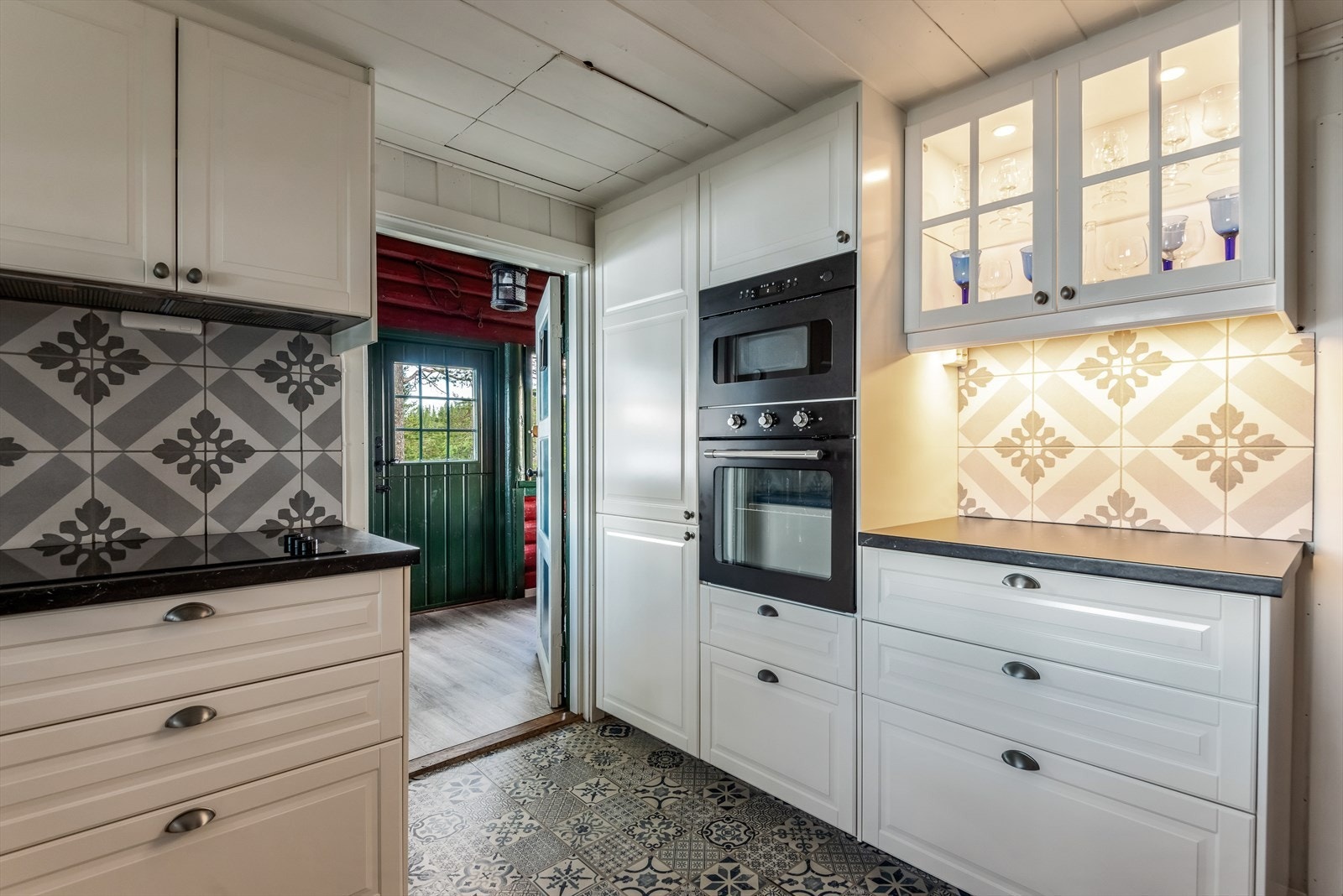 Lekkert kjøkken med moderne fasiliteter. Galleribilde