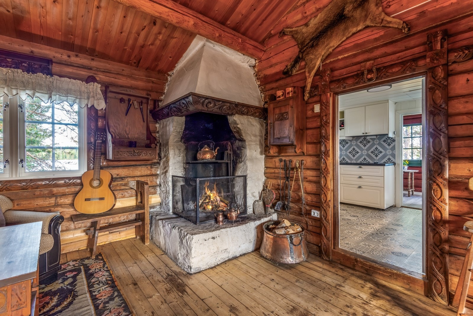 Ærverdig peis som sørger for lun og god varme på kalde kvelder. Galleribilde